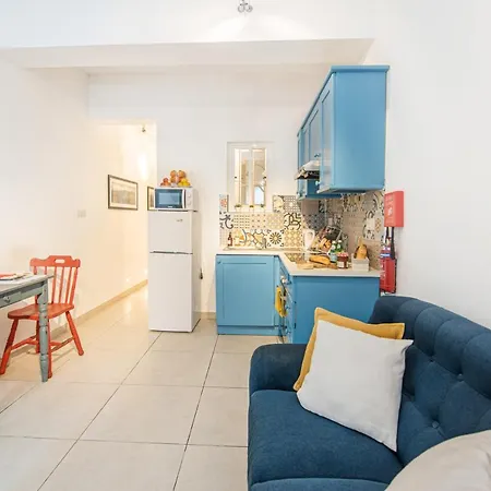 Ferry Apartment *